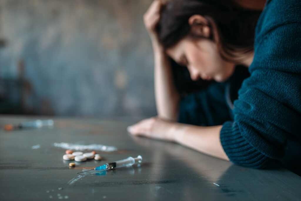 画像に alt 属性が指定されていません。ファイル名: Drug-addict-sitting-at-the-table-with-narcotics-1024x684.jpeg